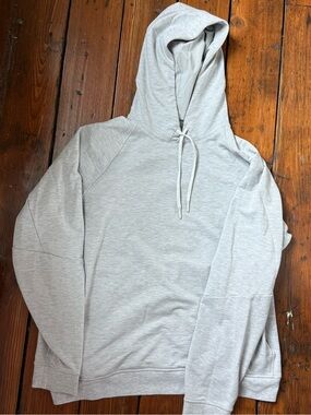 Men’s Lululemon sweatshirt